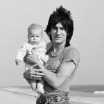 Ronnie-Wood-with-his-baby-Jesse-James-Wood-on-the-beach-by-his-Malibu-home-California-26th-April (2)