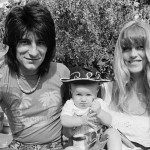 Ronnie-Wood-with-his-wife-Krissie-and-baby-Jesse-James-Wood-at-their-Malibu-California-beach-ho